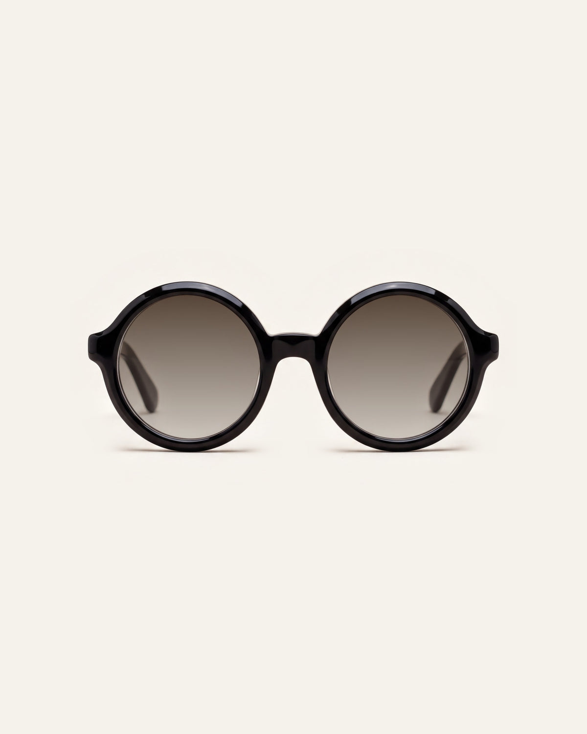 Rakel in black, front, Sun lenses