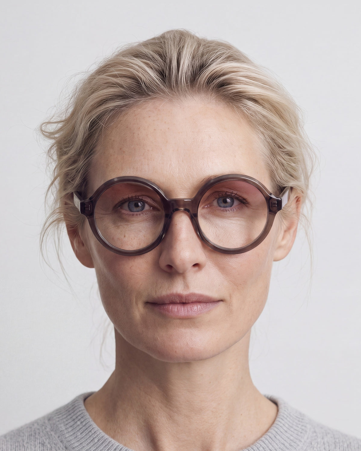 Rakel in dark brown, worn, Heather lenses