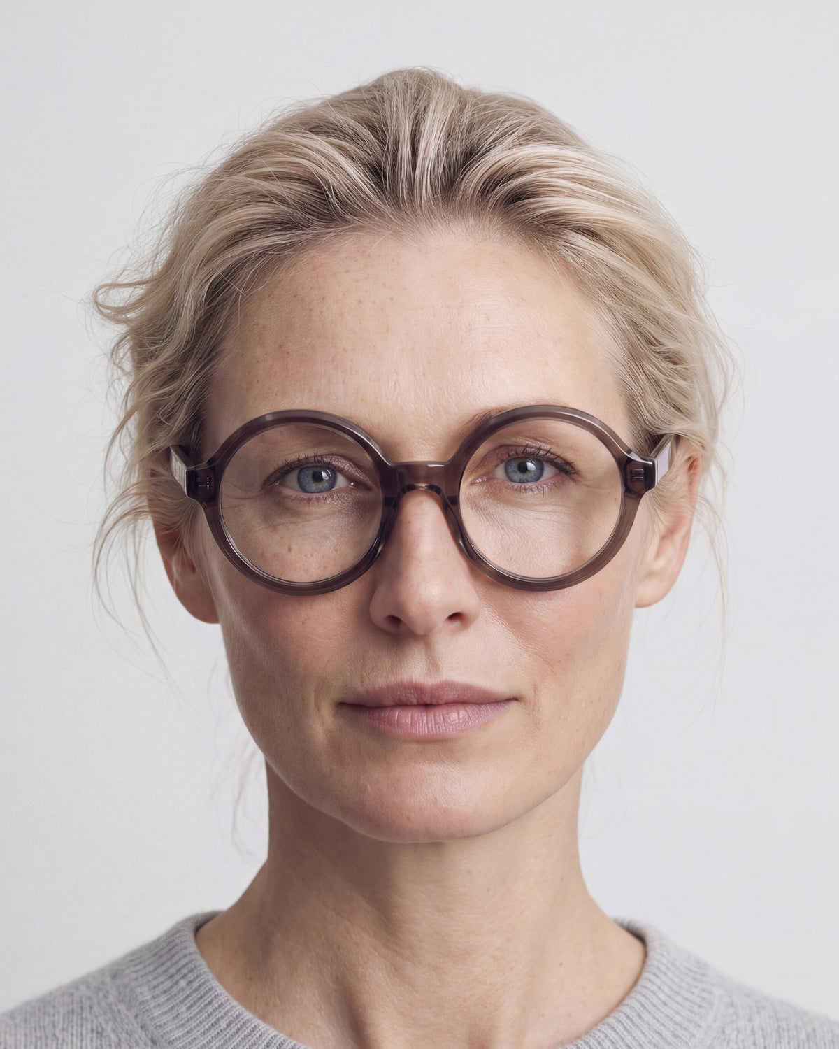 Rakel in dark brown, worn